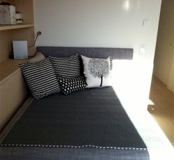 camera-da-letto-con-mobili-legno-letto-grigio