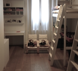 cameretta-per-bambini-con-letto-castello-bianco-sedie-legno