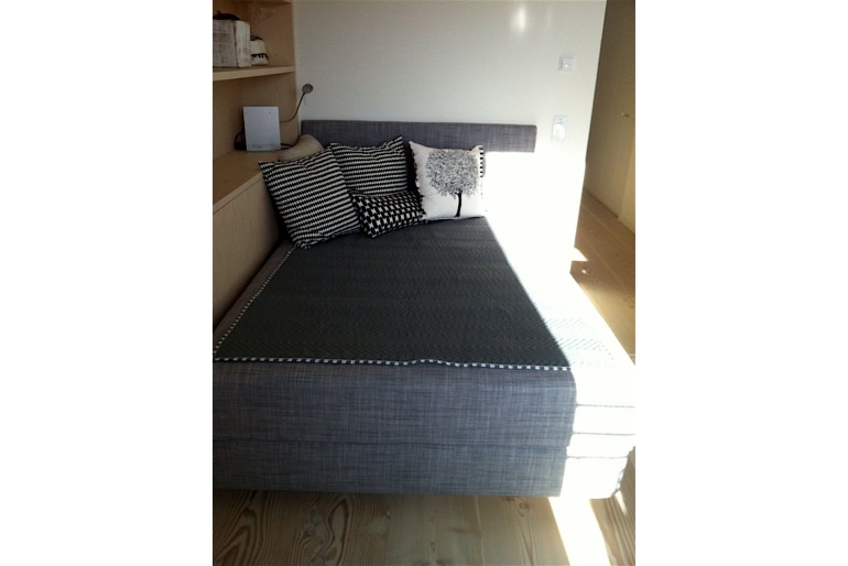 camera-da-letto-con-mobili-legno-letto-grigio