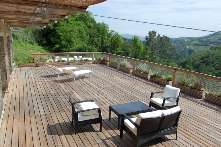 holiday-house-terrazza-con-tavolini-sedie-legno