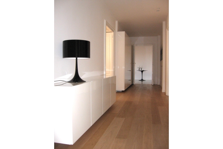 livingroom-bianco-lampada-nera