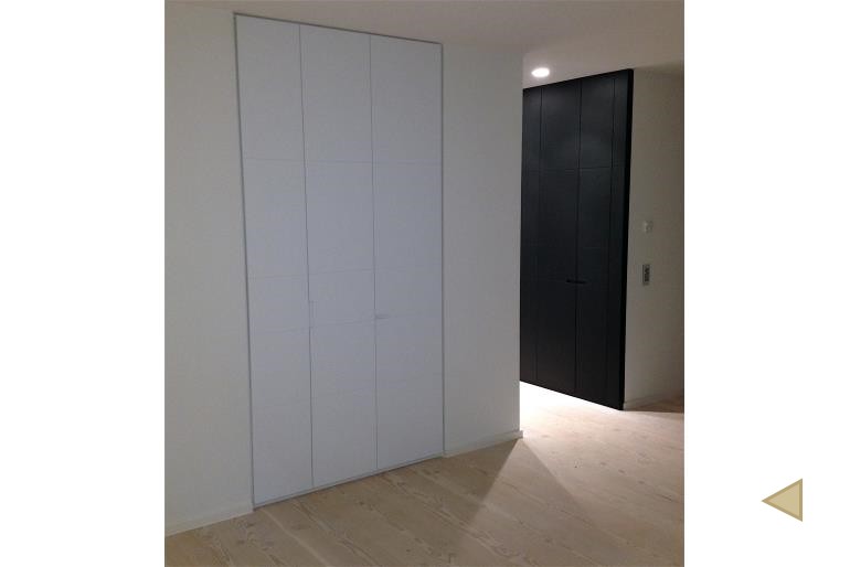 salotto-con-finestre-scure-bianche
